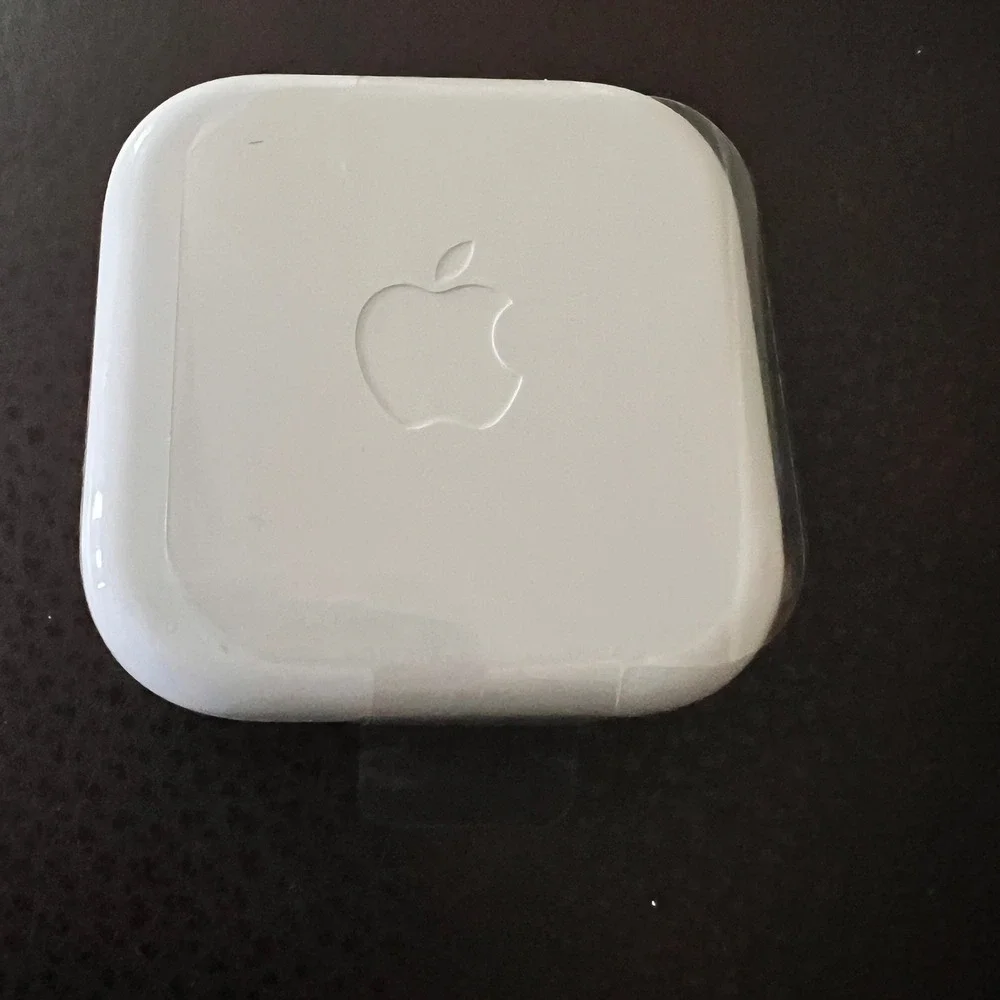 NIB Sealed Apple EarPods with 3.5mm Headphone Plug Wired Earbuds White iPhone